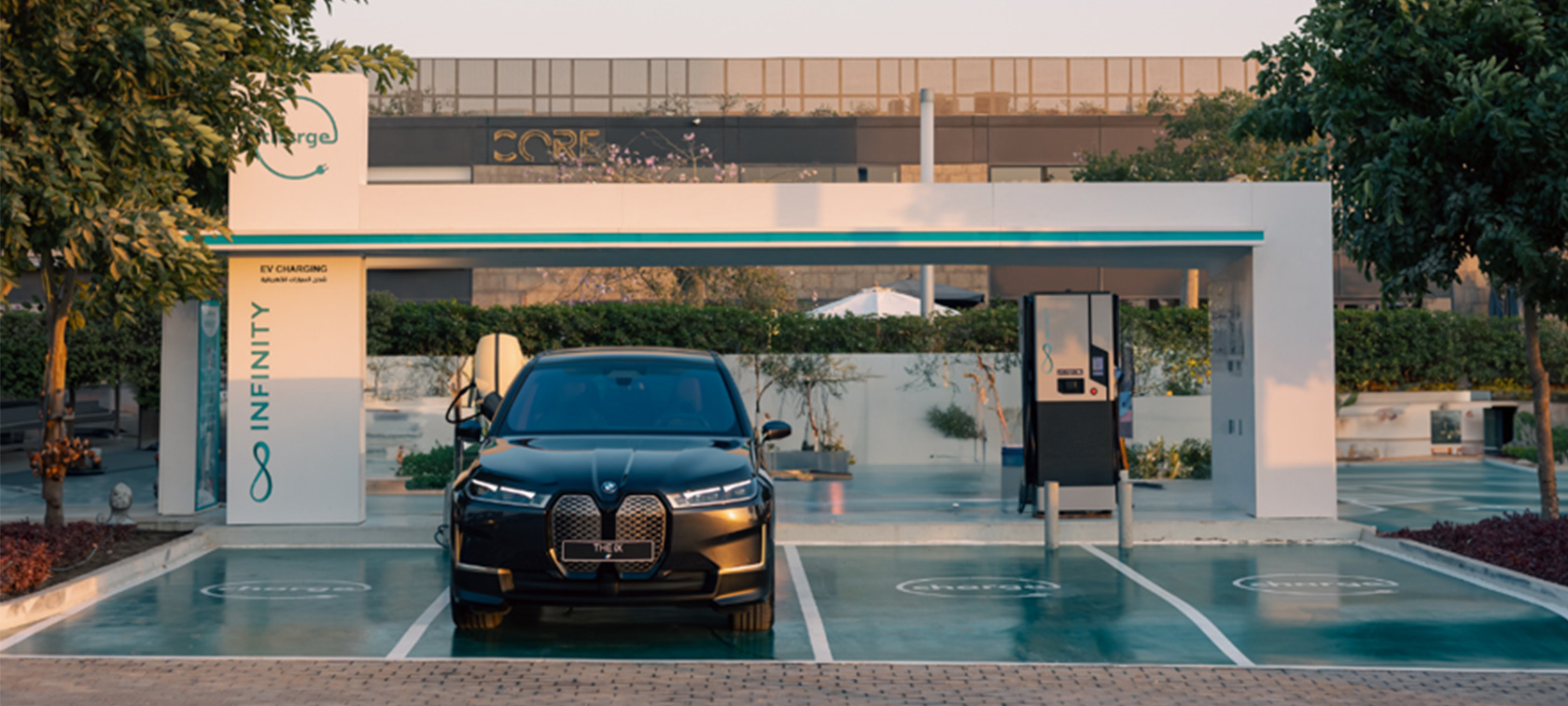 BMW i5 G60 side view with woman charging situation